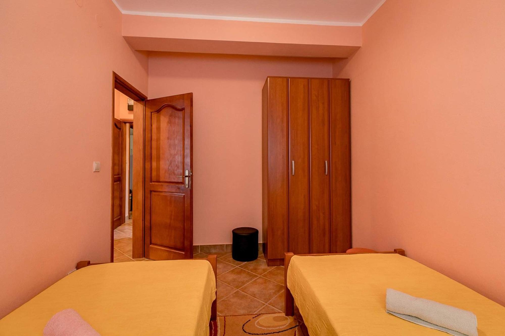 Apartments Gudelj Каменари Экстерьер фото